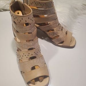 Gimmick Sz 7.5 Womens Sandals Beige Faux Snakeskin Studded Dorsal Strap Design